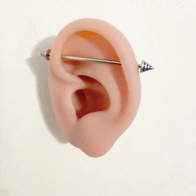 Hermosas púas esterilizadas azules, rojas, negras de acero quirúrgico industrial de 14 g. Foto 1 de 4