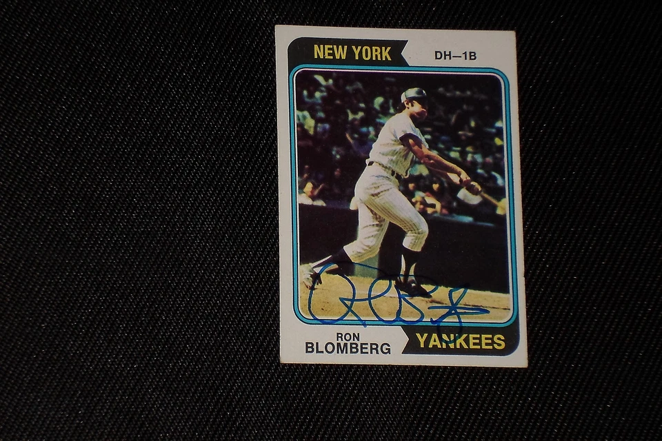 RON BLOMBERG 1974 TOPPS SIGNED AUTOGRAPHED CARD #117 NEW YORK YANKEES - Image 1 of 1