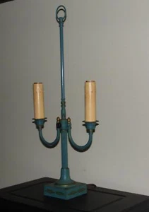 Lámpara de mesa de metal tole estilo colonial vintage 2 brazos candelabro luz de escritorio década 1940 - Imagen 1 de 11