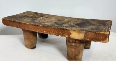 Taburete de pie de madera tallado geométrico tribal primitivo mesa baja único en su clase Foto 1 de 4