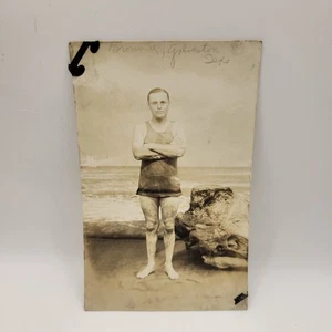 Tarjeta postal de hombre de playa en traje de baño Galveston Texas 1930 RPPC - Imagen 1 de 2