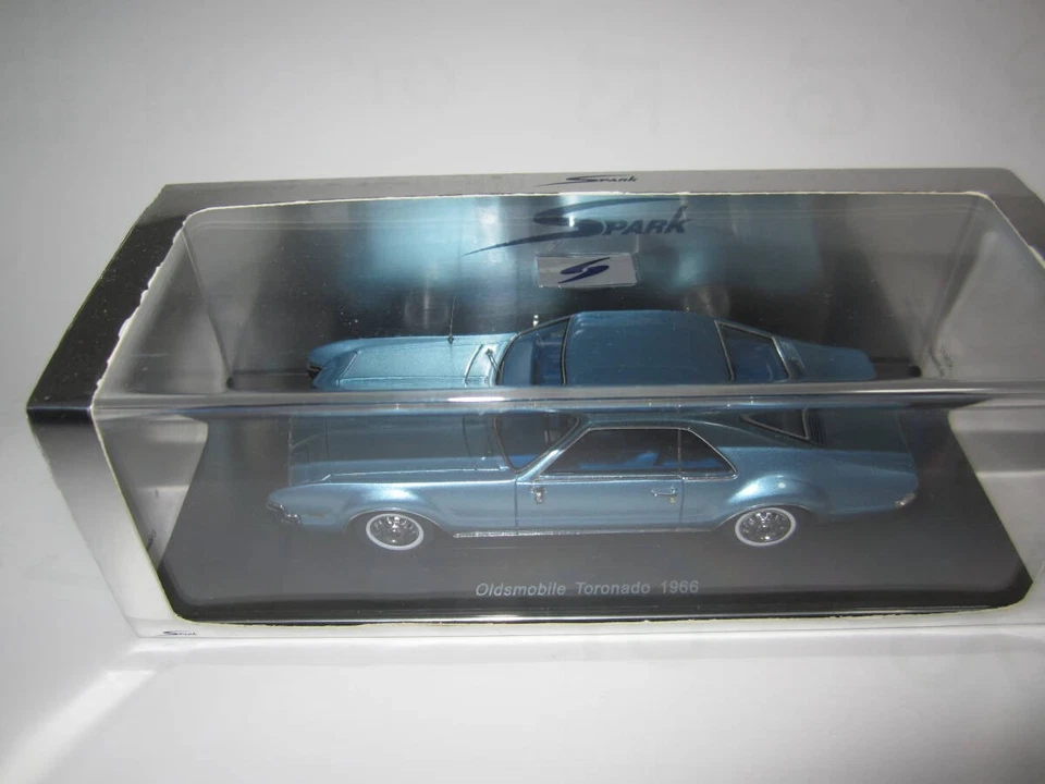 Coche modelo Spark 1/43 Oldsmobile Toronado 1966 azul claro metálico Foto 1 de 4