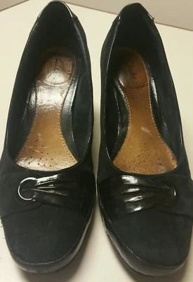 Zapatos de salón CLARKS ARTESANALES NEGROS DE GAMUZA Y CHAROL TACONES SUELA DE GOMA TALLA 9,5 USADOS EN EXCELENTE ESTADO Foto 1 de 4