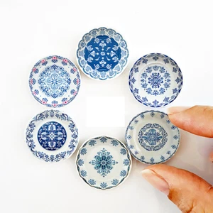 Miniature Blue Floral Ceramic Plates Set – Handmade Dollhouse Kitchen Decor 1:12 - Picture 1 of 10
