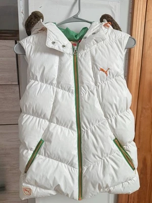Chaleco acolchado Puma blanco vintage con detalles verdes y naranjas talla pequeña Foto 1 de 4