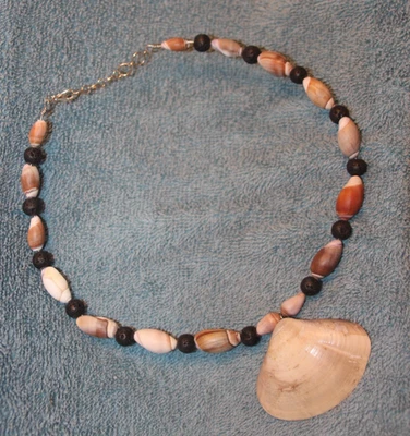 Collar de almeja con cáscaras de olivo y cuentas de piedra de lava negra sobre alambre Foto 1 de 4