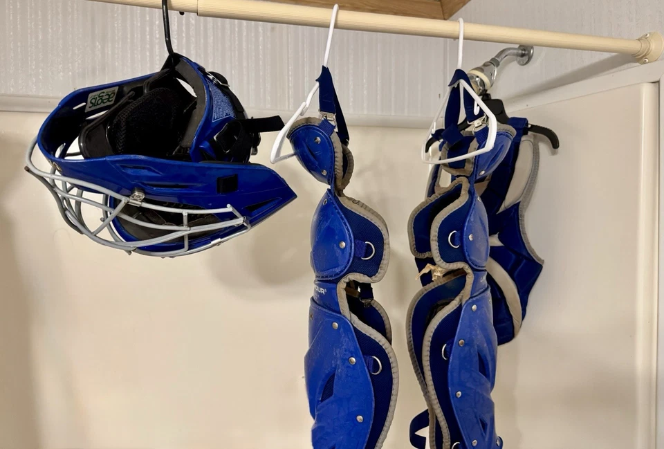 安德玛系列 SR 女孩捕手装备 12+ 二手皇家蓝色二手二手二手二手二手二手二手二手二手二手状况完好 — 第 1/4 张图片