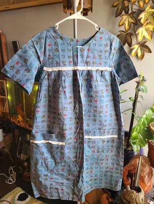 Vestido Casa Azul Años 60 De Colección Muumuu con Bolsillos Borde de Encaje Hecho a Mano Cottagecore M Foto 1 de 4