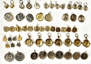 Dijes poéticos de plata esterlina encerados de colección sello inicial letras insignia - Imagen 1 de 16