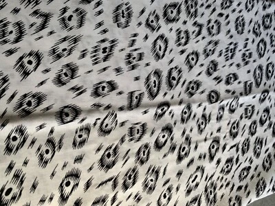 Tela Ikat abstracta blanca y negra 18"x22" cuarto de grasa algodón acolchado costura Foto 1 de 4