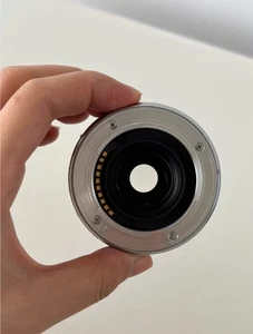 FUJIFILM X 27mm F2.8 Silver WR Lens Crisp Sharp Imaging All-Weather Ready - Foto 1 di 9