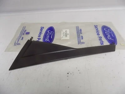 Nuevo OEM 2000-2007 Ford Focus Panel Exterior Trasero Izquierdo Moldura Cubierta Original Nuevo de Lote Antiguo Foto 1 de 3