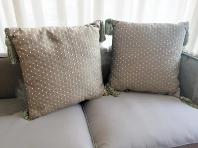 Par de almohadas 12 x 12 color topo - esquinas borlas y diseño acolchado con diamantes Foto 1 de 4