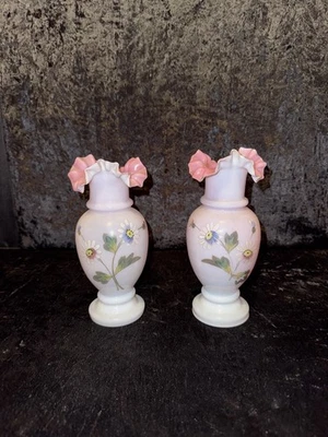 Paire de vases en opaline rose émaillée début XXe – verre ancien décor floral - Photo 1/3
