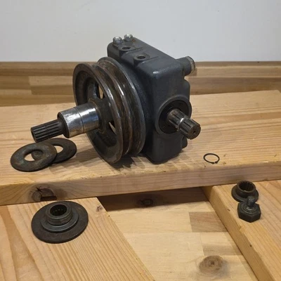 KUBOTA B2320 B2620 B2920 B2301 B2401 TRACTOR MOWER DECK GEAR BOX K5781-33102 - Image 1 of 4