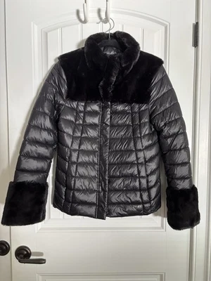 Chaqueta acolchada DKNY para mujer negra con cremallera frontal recortada de piel sintética talla XS Foto 1 de 4