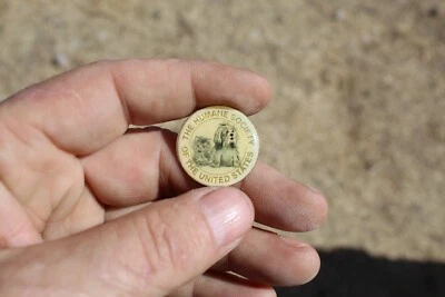 Pin de solapa, The Humane Society of the United States amarillo con perro y gatito Foto 1 de 4