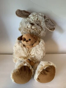 Animal Adventure 2017 mamá perro sosteniendo bebé cachorro peluche marrón 18" - Imagen 1 de 5