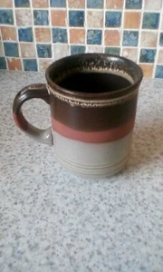 TAZA DE GRES INGLESA 9,5 CM DE ALTO X 8 CM DE DIÁMETRO PANAL MARRÓN GRIS RARO HORNO - Imagen 1 de 3