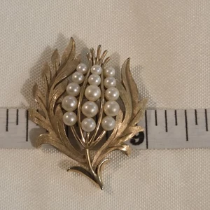 Trifari finta perla a grappolo e tono oro 1950 spilla vintage foglia bouquet foglie - Foto 1 di 17