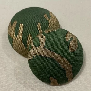 DOS BOTONES CUBIERTOS PERSONALIZADOS MARIANO FORTUNY ORO VERDE Y PLATEADO "DE MEDICI" - Imagen 1 de 3