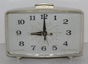 Vintage GE Snooz-Alarm Electric Plug In Clock #7320  - Picture 1 of 6
