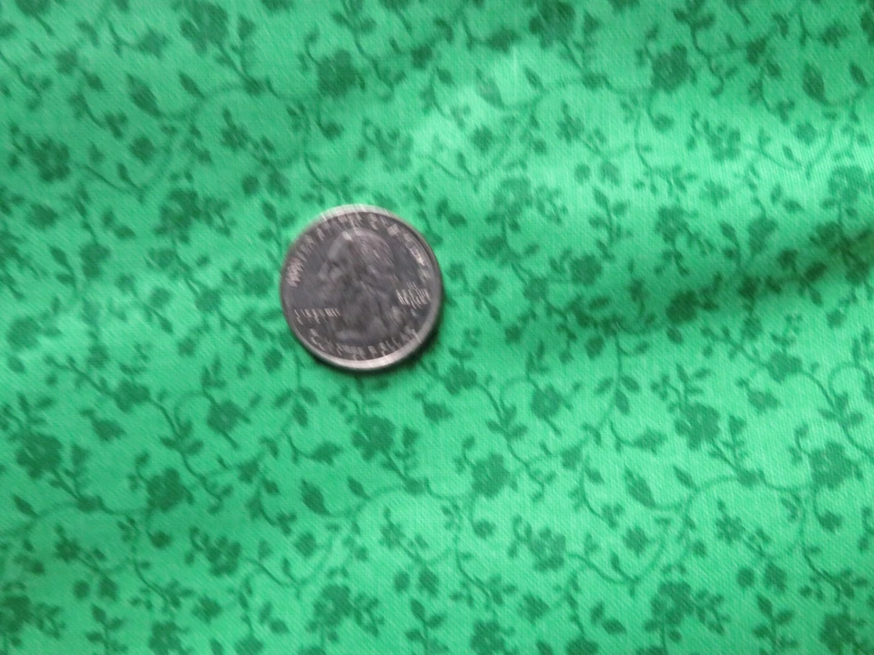 Springs Calico Dark Green with Small Dark Green Flowers Cotton Fabric - Imagem 1 de 1