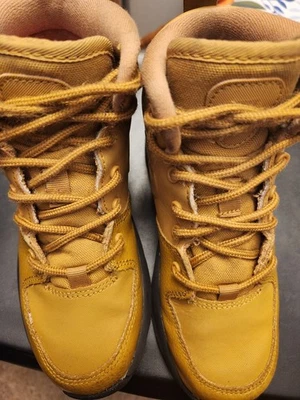 Botas Nike (Manoa) tostadas para niños - talla 13.  Excelente estado, muy querido. Foto 1 de 2