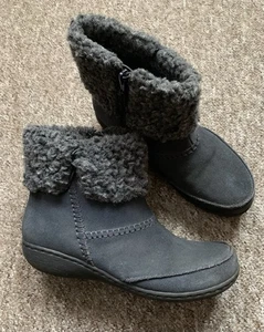 Clarks Fianna Joy Wildleder Stiefeletten UK 5 E Kuschelmanschette Freizeit warm Gummisohle - Bild 1 von 8