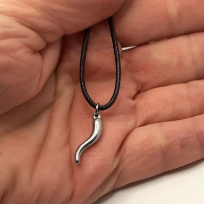 Collana con Corno Cornetto Acciaio argento in corda nera tipo caucciu Uomo Donna - Immagine 1 di 4
