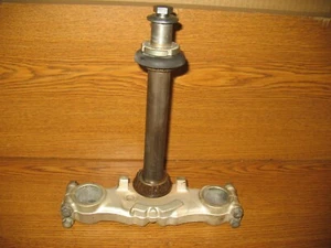 1983 SP500 FRONT FORK LOWER TRIPLE CLAMP SUZUKI SP 500 1981-1983 - Picture 1 of 7