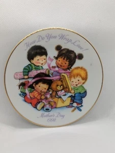 Mother's Day 1992 How Do You Wrap Love Avon Collectibles 22k Gold Trimmed - Picture 1 of 2