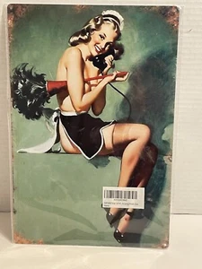 Retro Oben Ohne Hausmädchen Feder Staub am Telefon 8" x 11" Metall Blechschild - Bild 1 von 3