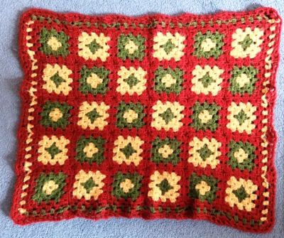 Kleine Granny Square Häkeldecke, Handarbeit , rot,grün, beige ca. 43 x 55cm - Bild 1 von 4