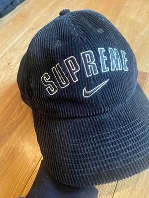 Chapéu preto Supreme Nike Arc veludo 6 painéis - Imagem 1 de 4