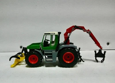 1/32 Siku Fendt forestry tractor with grapple. No box. - Image 1 of 4