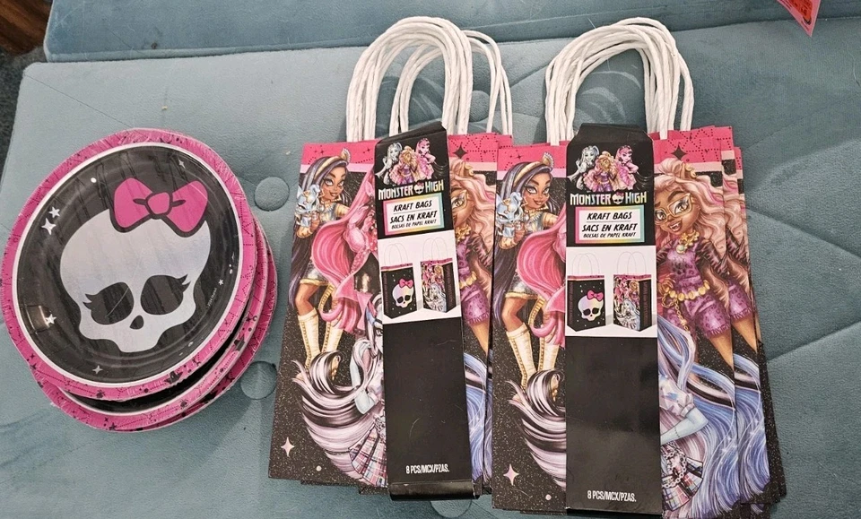 Monster High Party Supplies Plates And Treat Bags - NEW - Image 1 of 1