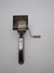 Grattugia Formaggio Mano Rotante Acciaio Inox Grattugia Formaggio o Erbe - Foto 1 di 9