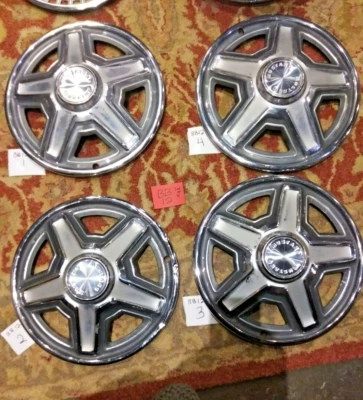 Ford Mustang 1969 cubierta de rueda tapacubos de metal de 14"" Foto 1 de 4