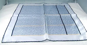 100% Seda Made in Italy 16.5" Sq. Bufanda Azul Espiga Líneas Azul Marino y Amarillo NUEVO - Imagen 1 de 10