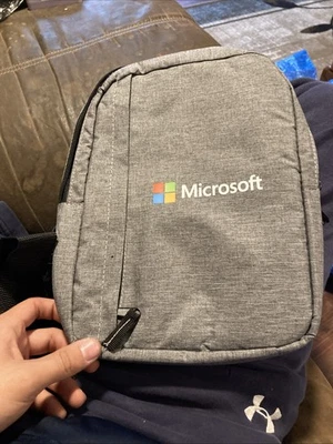 Bolsa de viaje gris con logotipo de Microsoft Foto 1 de 4