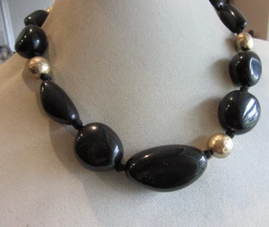 Collar grueso con cuentas tono oro cepillado y ónix negro anudado 18" - Imagen 1 de 8