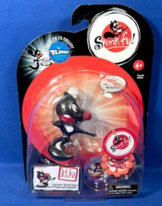 Nuovo - SKUNK - Figurina Skunk-Fu - ZIZZLE 0550 - 2 FLINGZ & LAUNCHER - 2008 - Foto 1 di 5