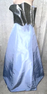 Vestido largo de baile azul bordado con cuentas plateadas Pamella Roland Runway EE. UU. 8 Foto 1 de 3