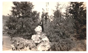ZWEI DAMEN AUF FELSEN AM FRIEDHOF, WISCONSIN DELLS, 1920er. Vintage 4,3" x 2,5" FOTO/7 - Bild 1 von 2