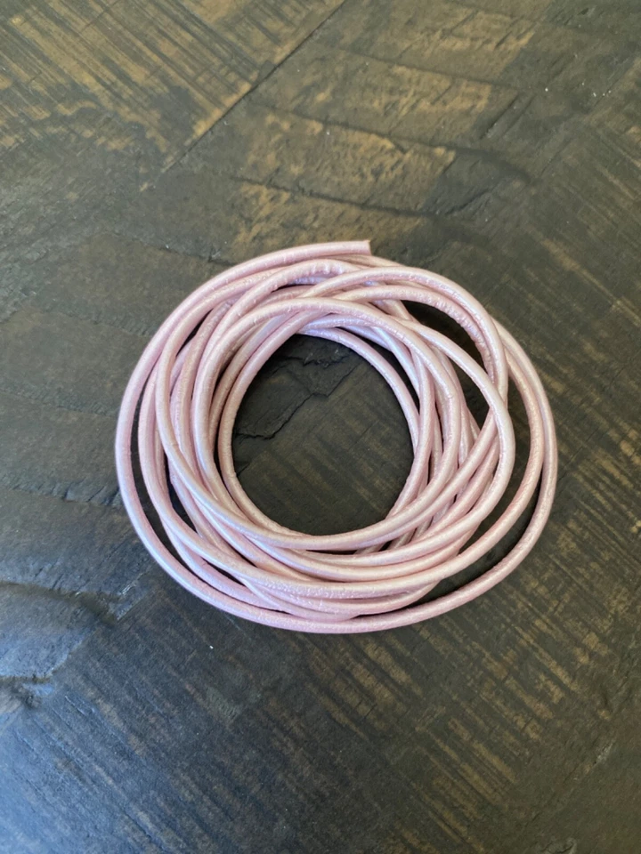 Кожаный шнур США 1,5 мм круглый металлический Suraiya белый индийский кожаный шнур (58») - Изображение 1 из 1