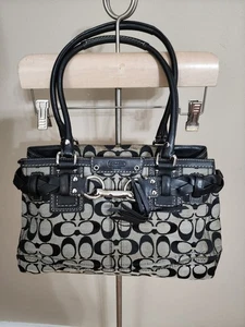Coach Hampton Handtasche Signature Canvas Schultertasche mit schwarzer Lederschnalle - Bild 1 von 10