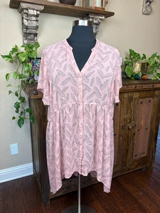 Túnica Babydoll Torrid 4X Lexie Alta Baja Gris Melocotón Estampado de Hojas Botones Elásticos - Imagen 1 de 8