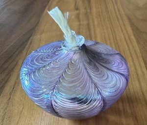 "Lámpara de aceite de vidrio artístico iridiscente soplada a mano diseño de pluma púrpura 3"" con" - Imagen 1 de 16
