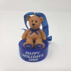Happy Holiday Bär Ornament 1999  - Bild 1 von 4